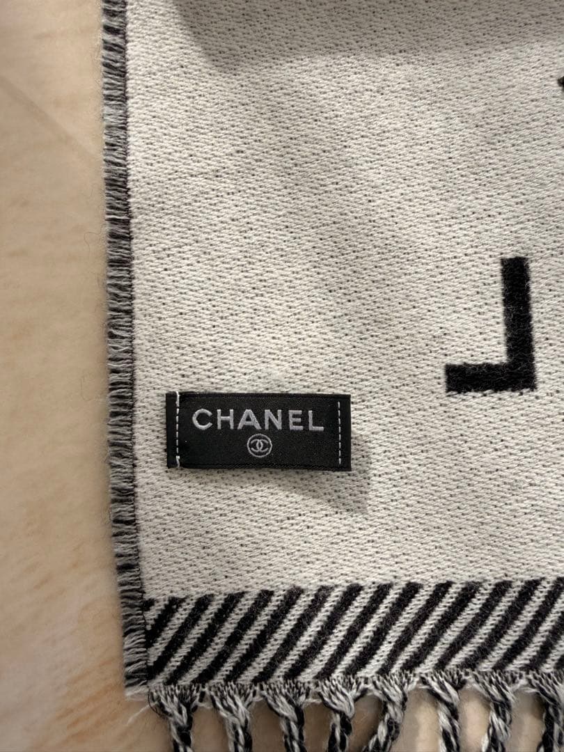 CHANEL ロゴ入りストール ブラック・ホワイト