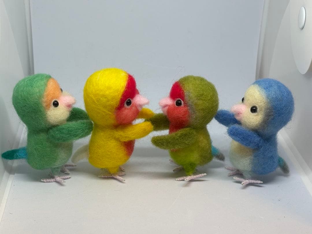 liliページ クリスマスツリーにコザクラインコ