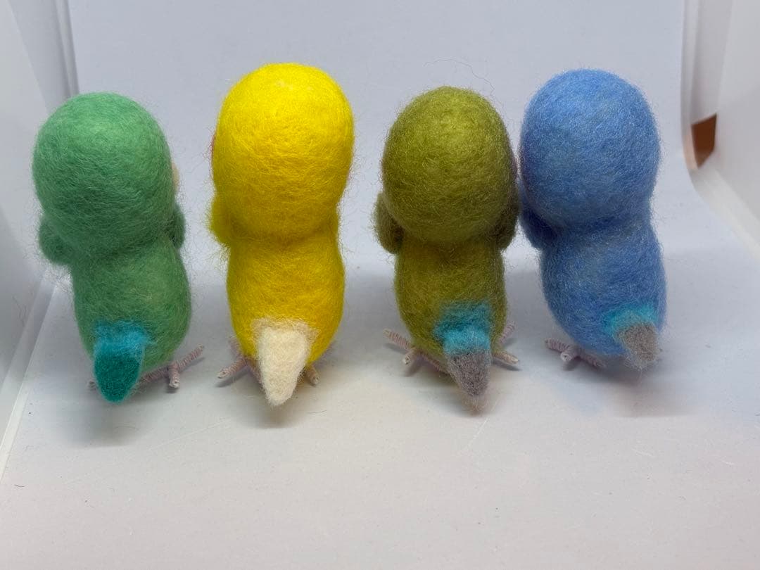 liliページ クリスマスツリーにコザクラインコ