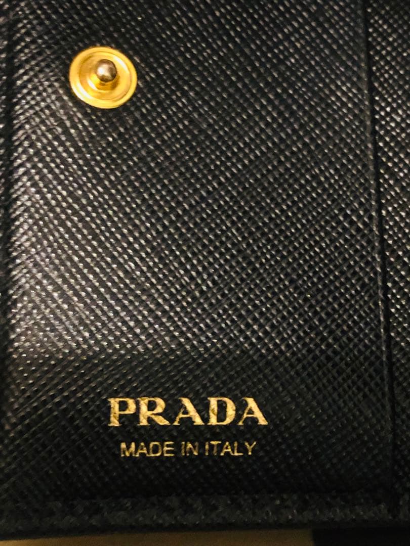 PRADA サフィアーノレザー 二つ折り財布 ブラックICチップ(RFID)搭載