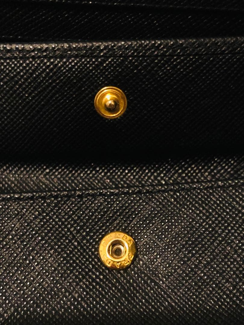 PRADA サフィアーノレザー 二つ折り財布 ブラックICチップ(RFID)搭載