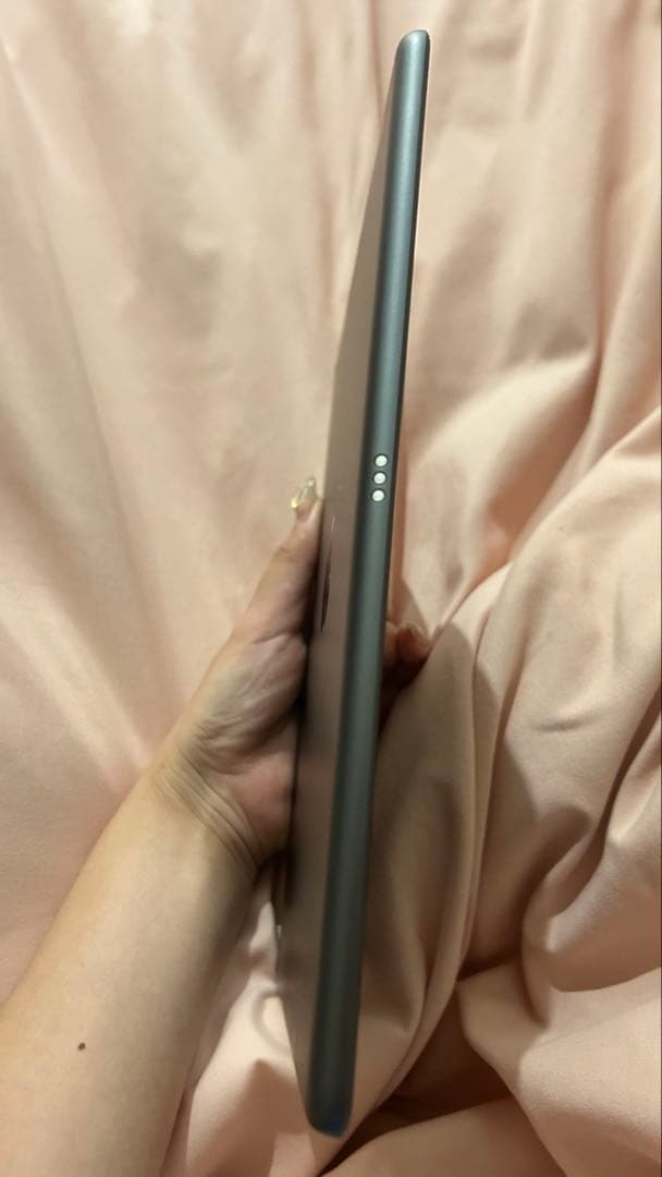 iPad 第7世代 32GB Wi-Fi + Cellular 本体