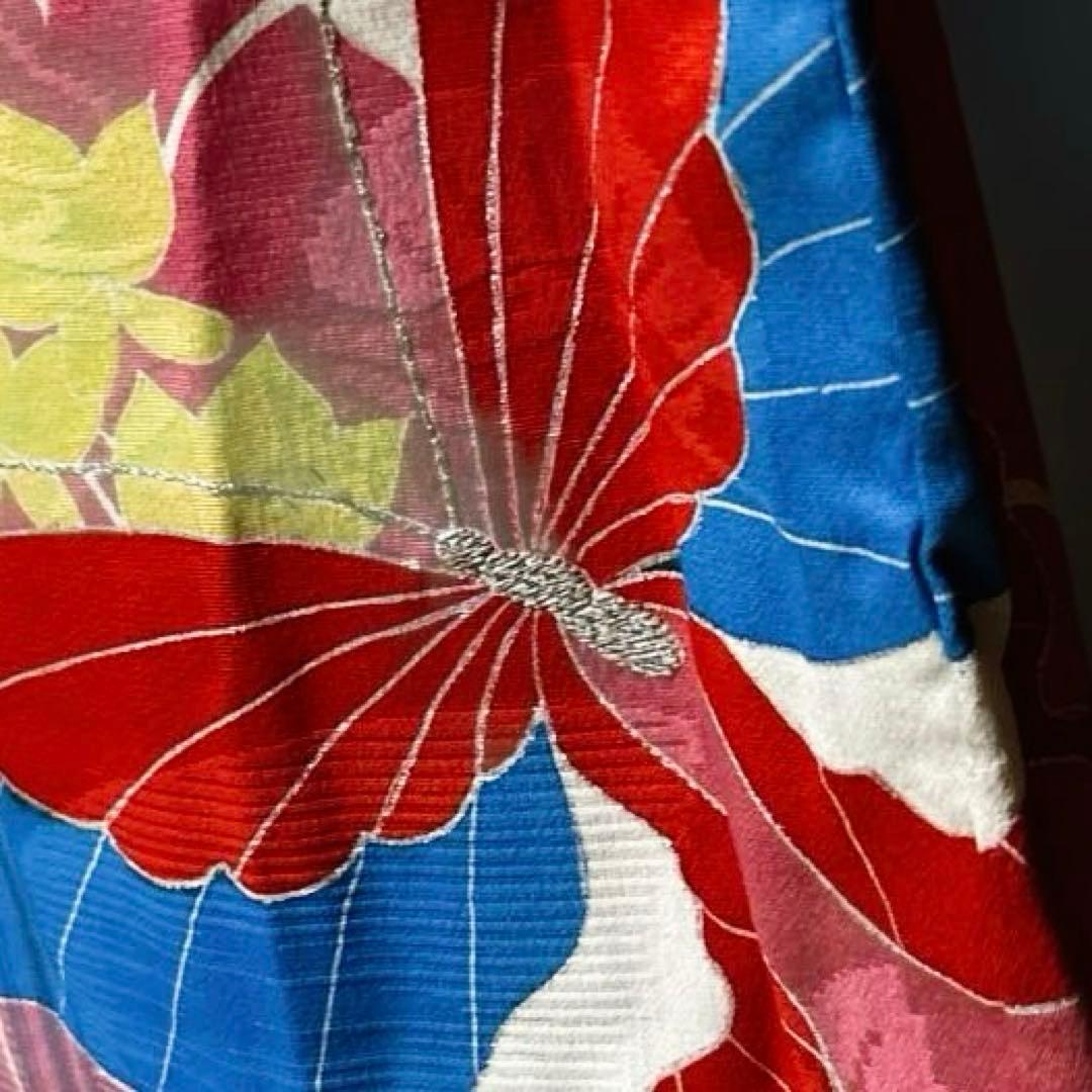 中振袖　アンティーク　正絹　￼藤の花や蝶の柄　奥の柄は、古典柄　刺繍あり