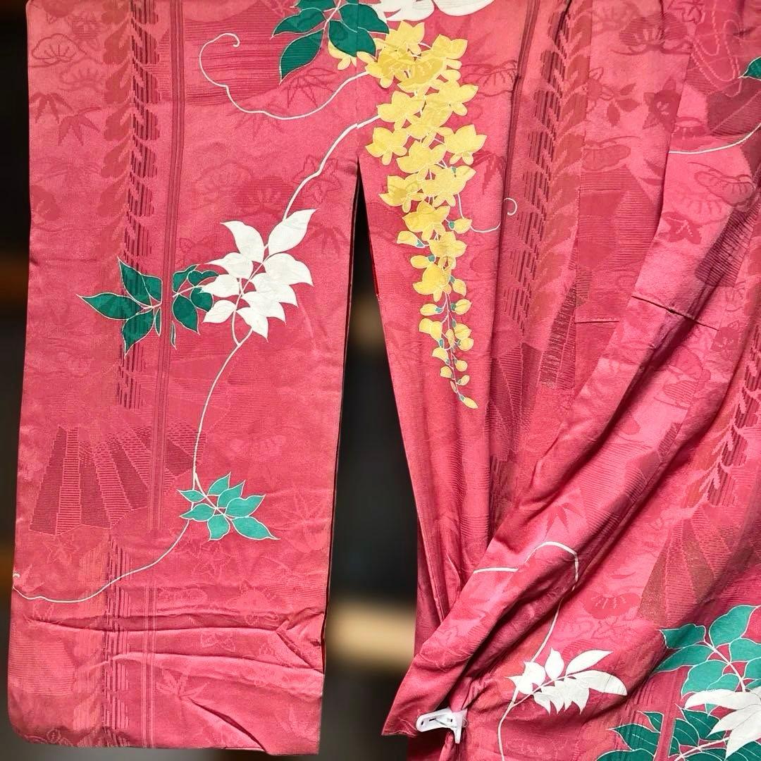 中振袖　アンティーク　正絹　￼藤の花や蝶の柄　奥の柄は、古典柄　刺繍あり