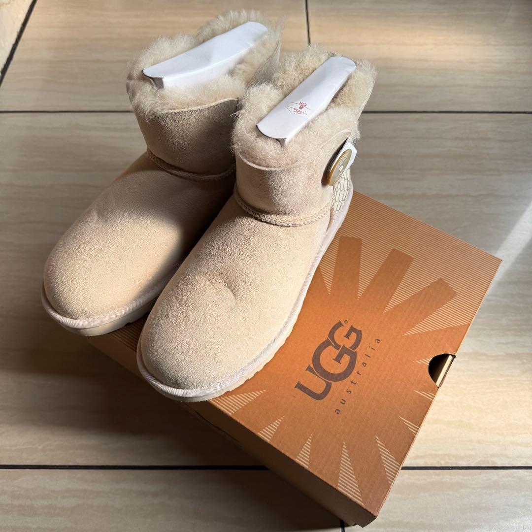【新品未使用！訳アリ】 希少 UGG ミニ 鱗風ベイリーボタン ペルラ ※箱無し