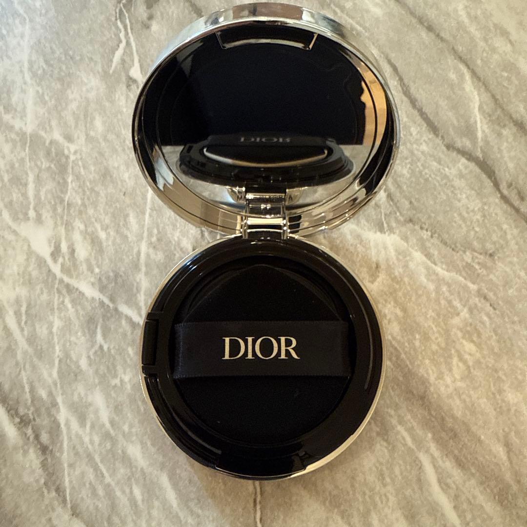 Dior フォーエバースキングロウトーンアップクッション 02 ライラック