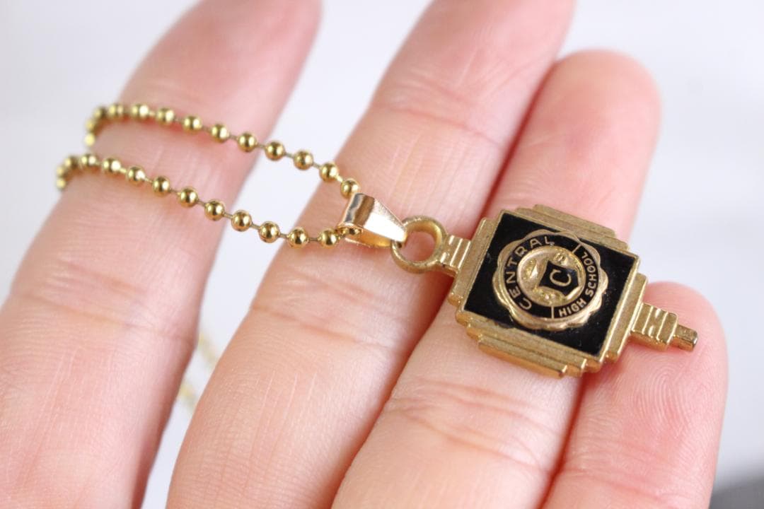 50’～70’　カレッジペンダント　チャーム　高校　卒業　ギフト　古着　クラス