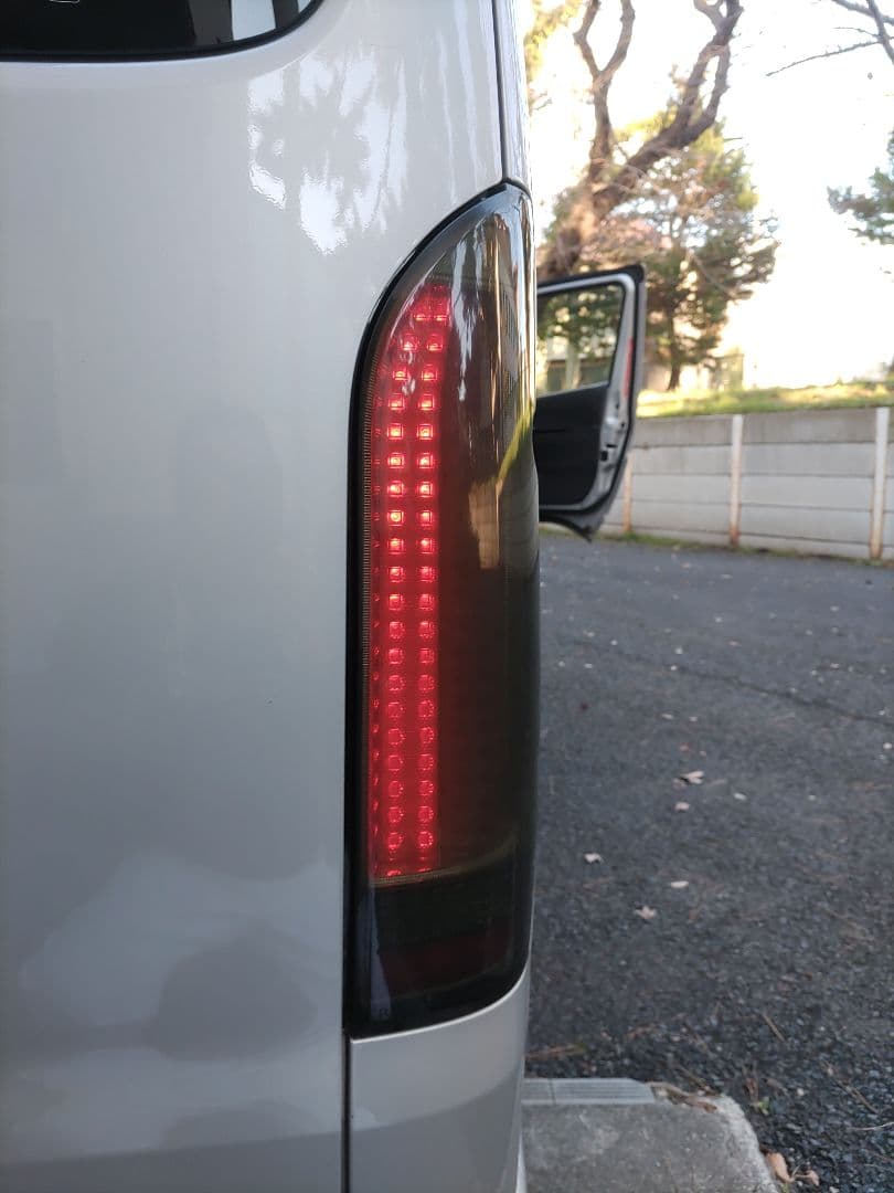 ハイエース200系LEDテールランプ 　　　　　スモークタイプ