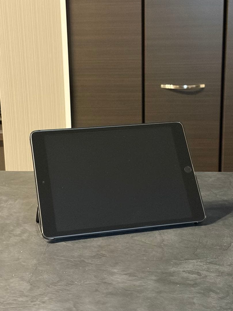 iPad 第7世代 32GB wifiモデル（iPadカバー、充電器等付き）