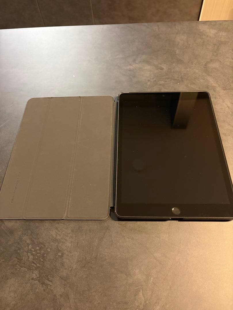 iPad 第7世代 32GB wifiモデル（iPadカバー、充電器等付き）