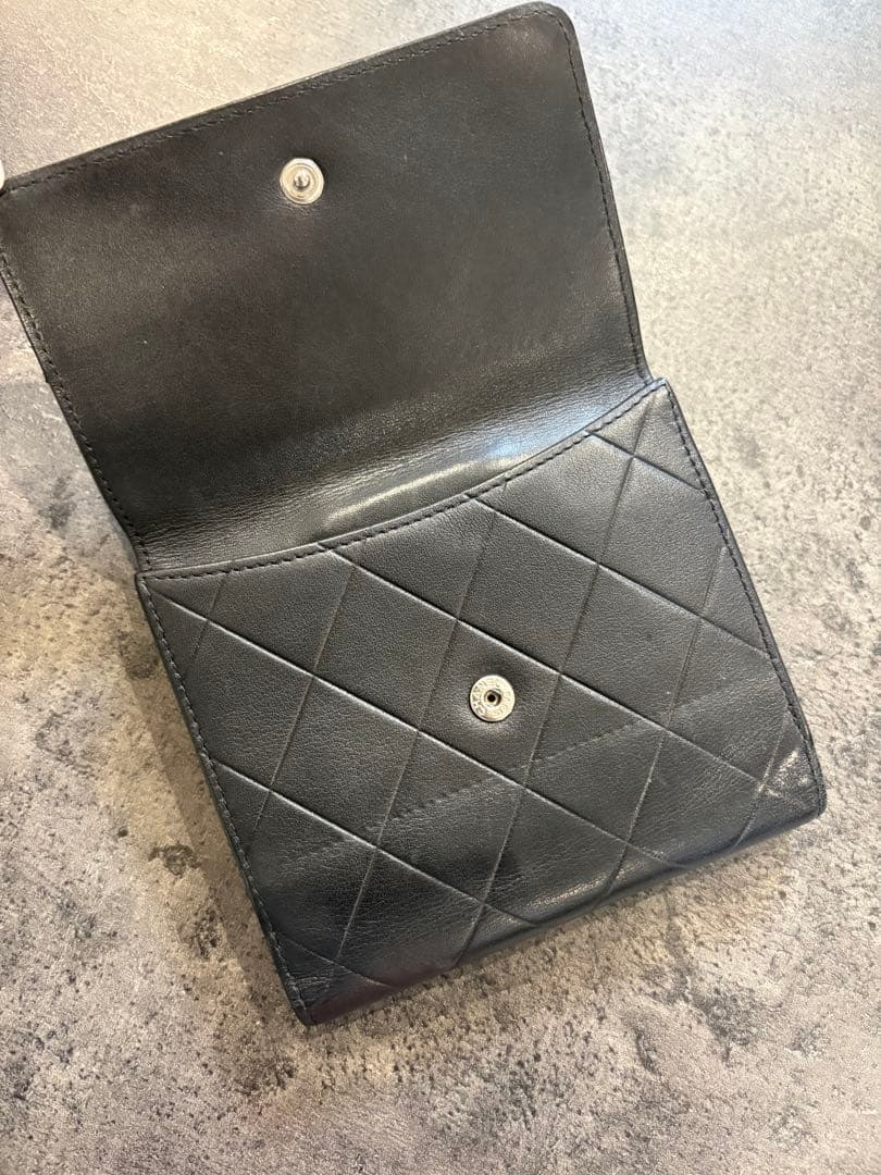 CHANEL ブラック 二つ折り財布 マトラッセキルティングレザー
