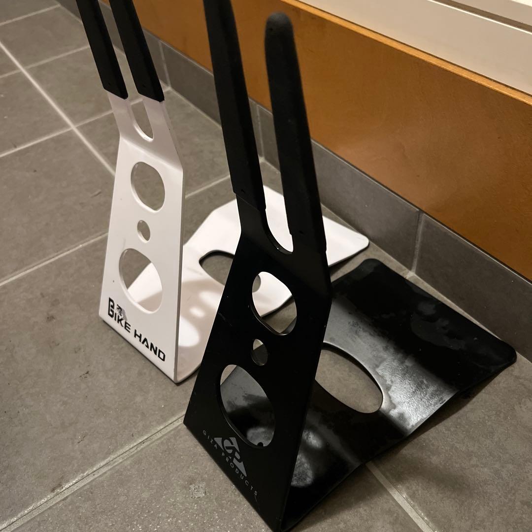 BIKE HAND & GIZA PRODUCTS ディスプレイスタンド　２つ