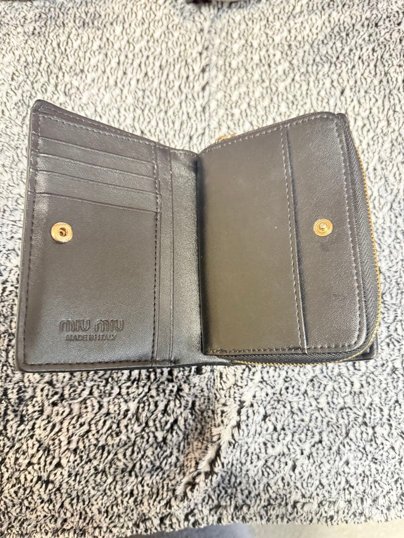 miumiu 2つ折り財布 黒