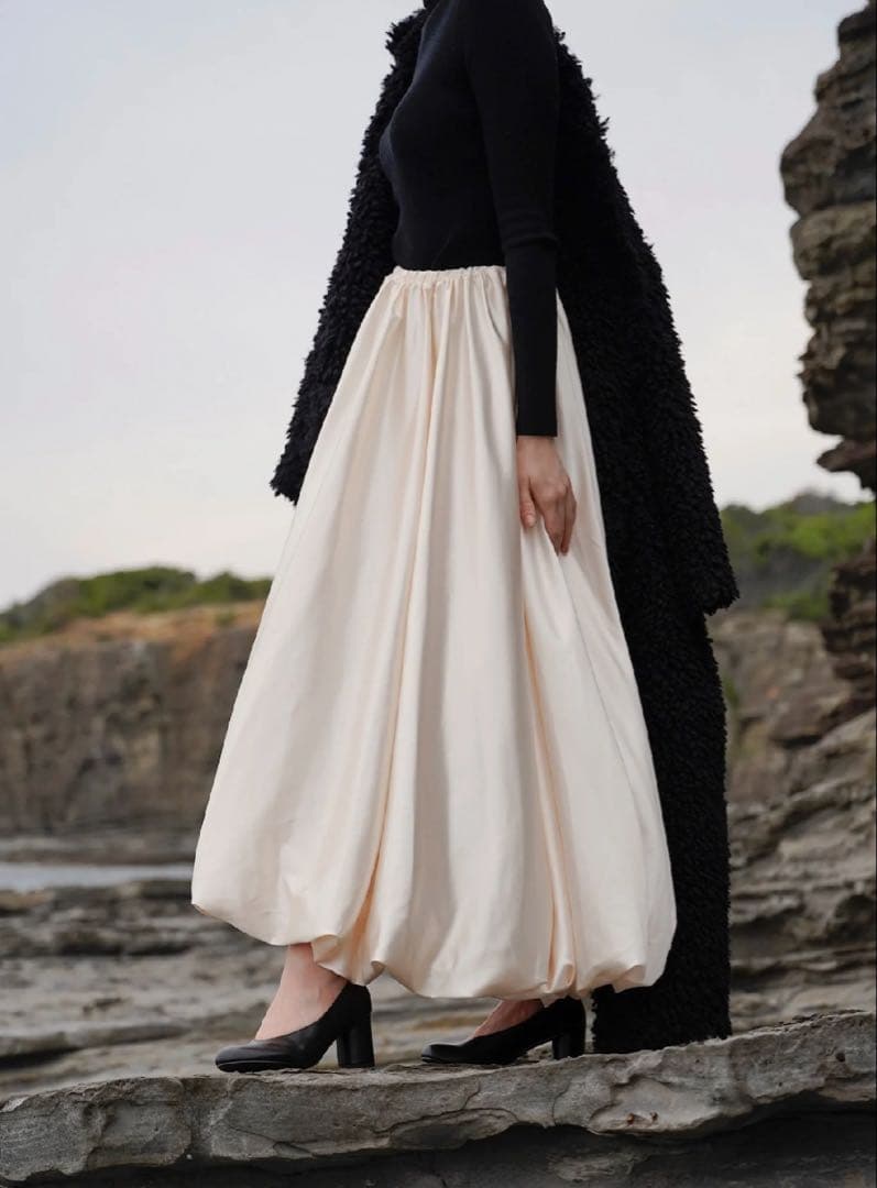 スカート Acka. balloon form satin skirt