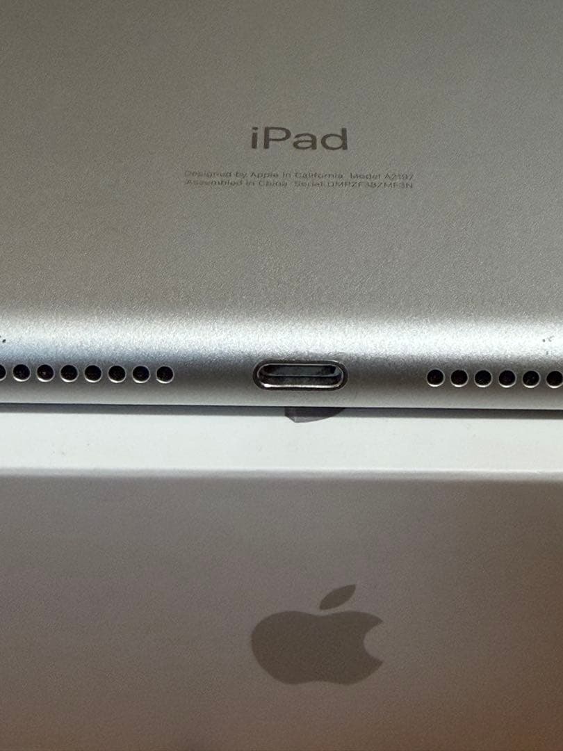 ♡*♡様 【極美品】iPad 第7世代 Wi-Fi 32GB [シルバー］液晶傷