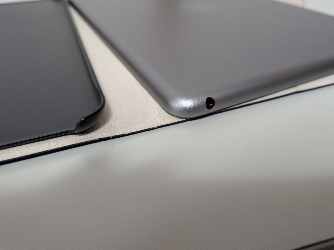 iPad 6世代 32GB Wi-Fi スペースグレイ ケース・充電ケーブル付