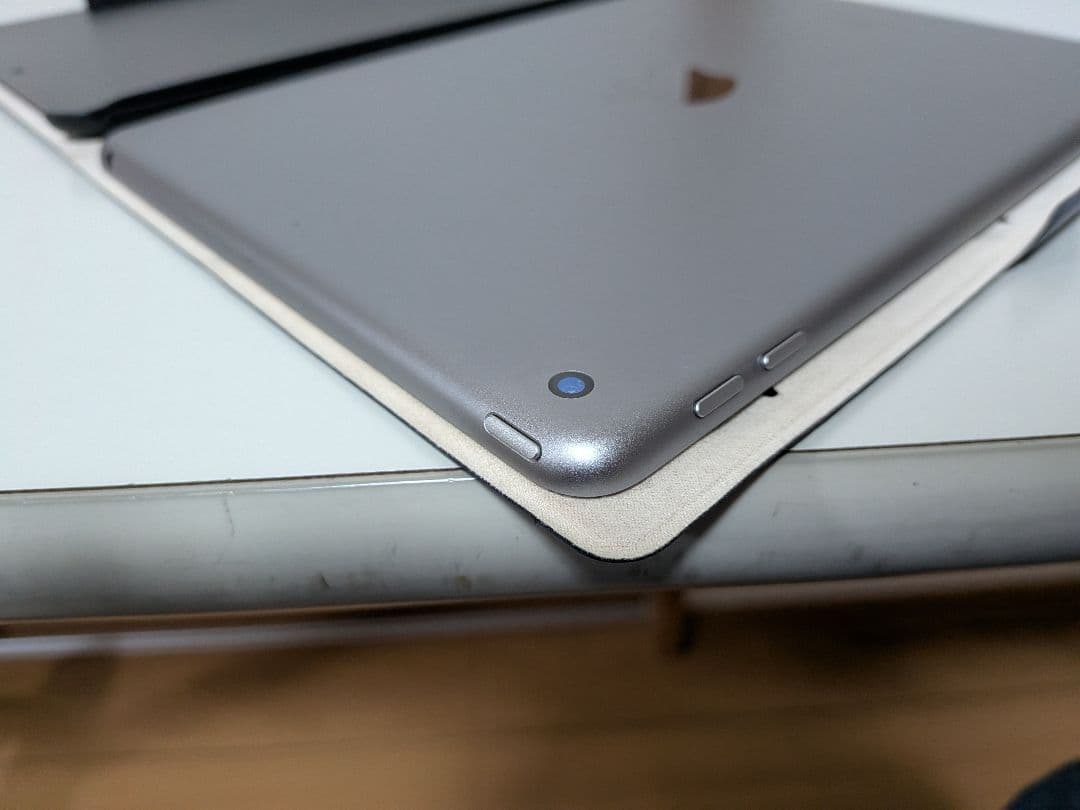 iPad 6世代 32GB Wi-Fi スペースグレイ ケース・充電ケーブル付