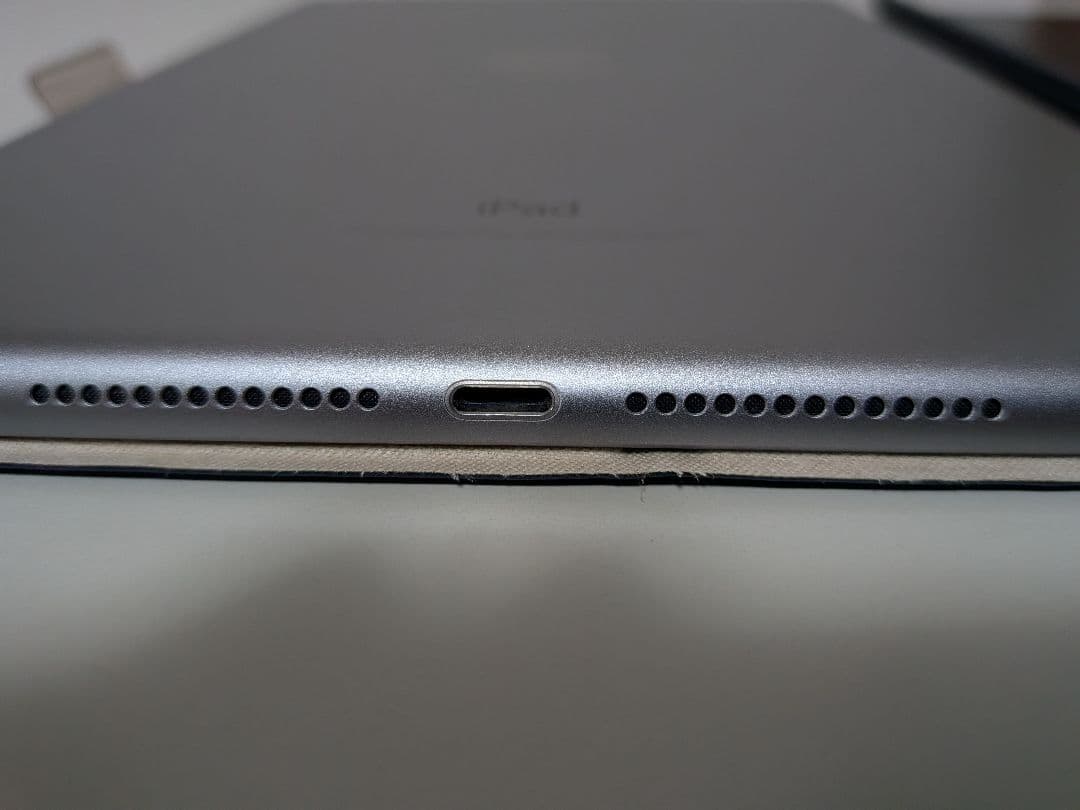 iPad 6世代 32GB Wi-Fi スペースグレイ ケース・充電ケーブル付