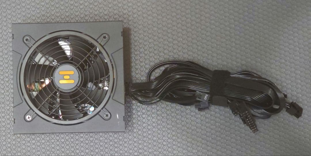 Hydro GT PRO 1000W ATX 電源　12VHPWRケーブル付き