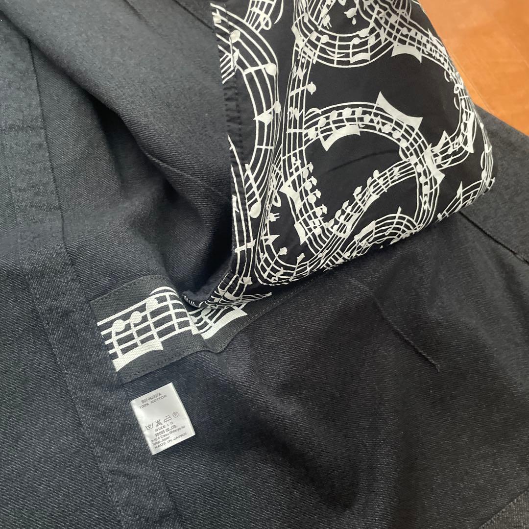 音符刺繍の黒テーラードジャケット