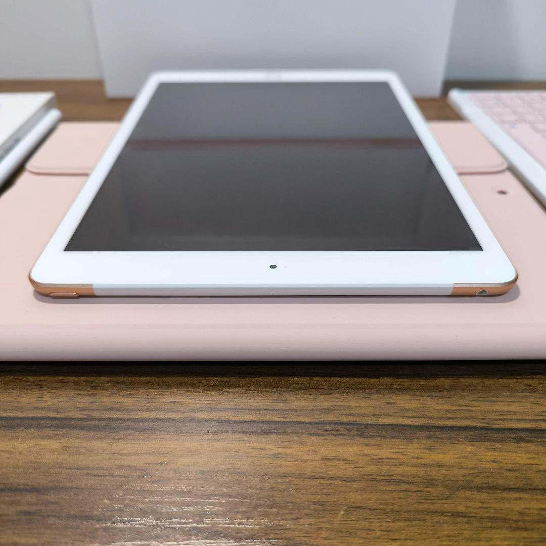 iPad 第8世代 Simフリー 32GB ケースとキーボード、タッチペン