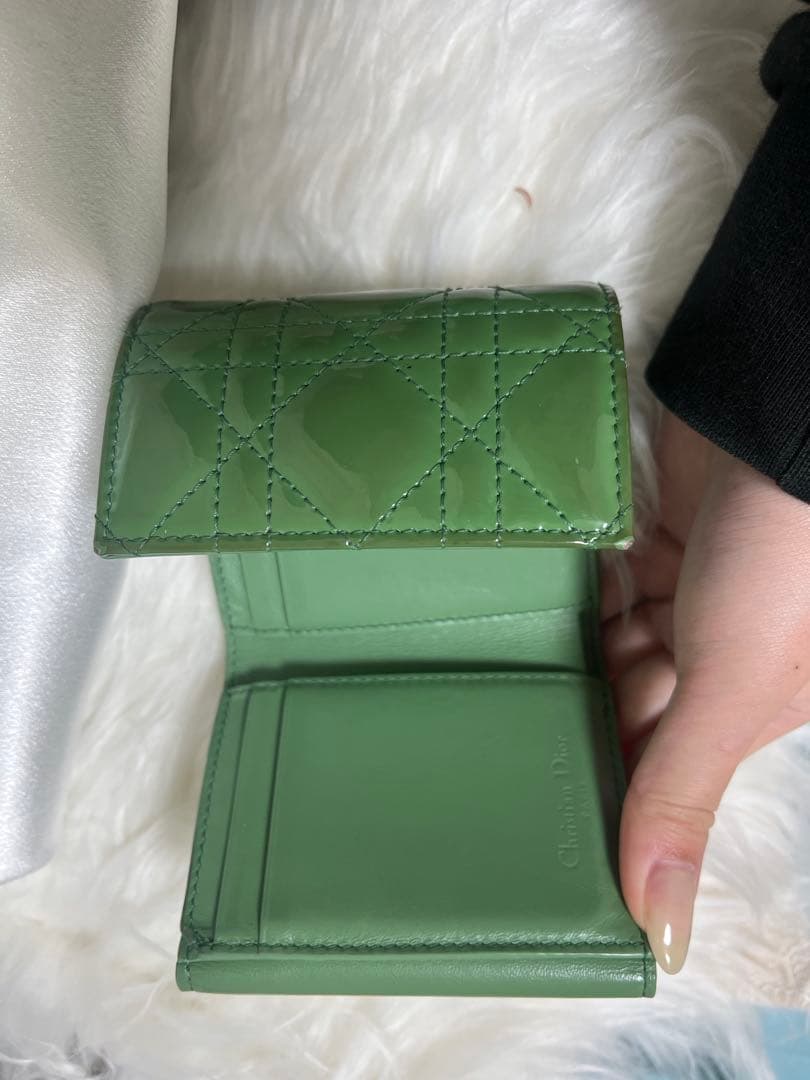 diorグリーン エナメル 三つ折り財布 キルティング