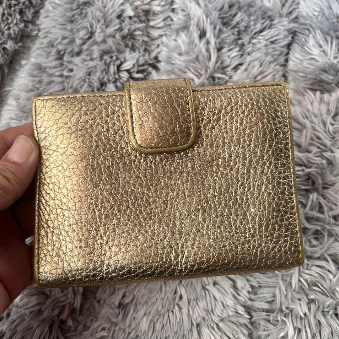 PRADA✨レザー　ゴールドプレート　メタルロゴ折り財布　ゴールド
