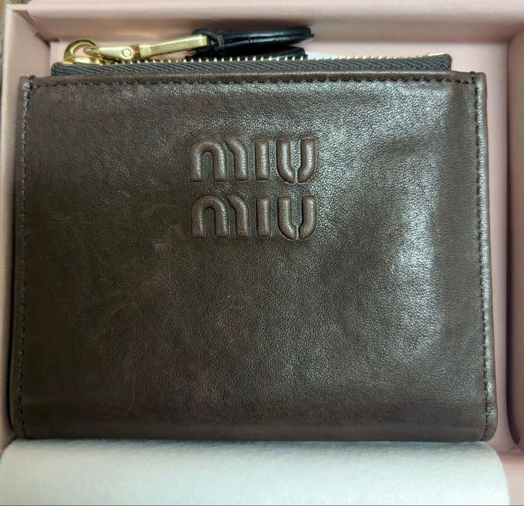 ふぁにぃ　MIU MIU ミュウミュウ ナッパレザー 財布