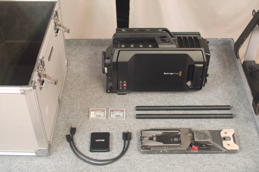 Blackmagic URSA EF本体と付属品