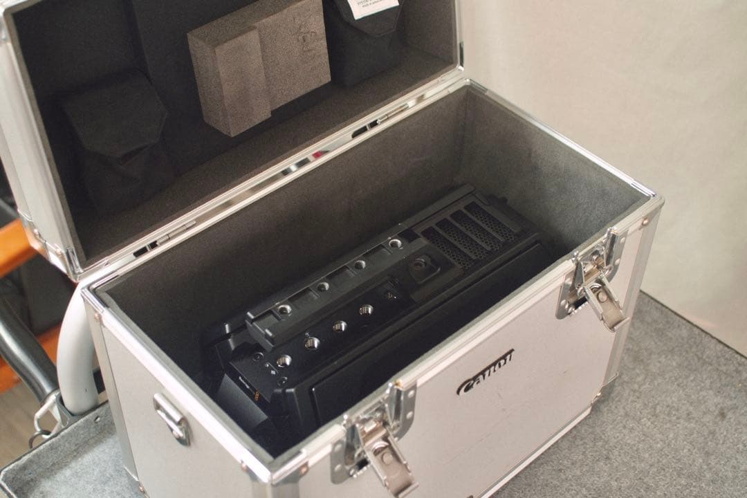 Blackmagic URSA EF本体と付属品