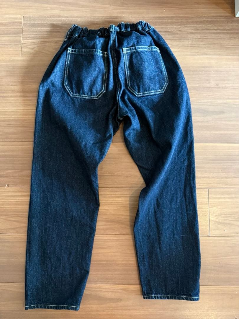 OUR こだわりシルエットのデニムパンツ　ダークブルー