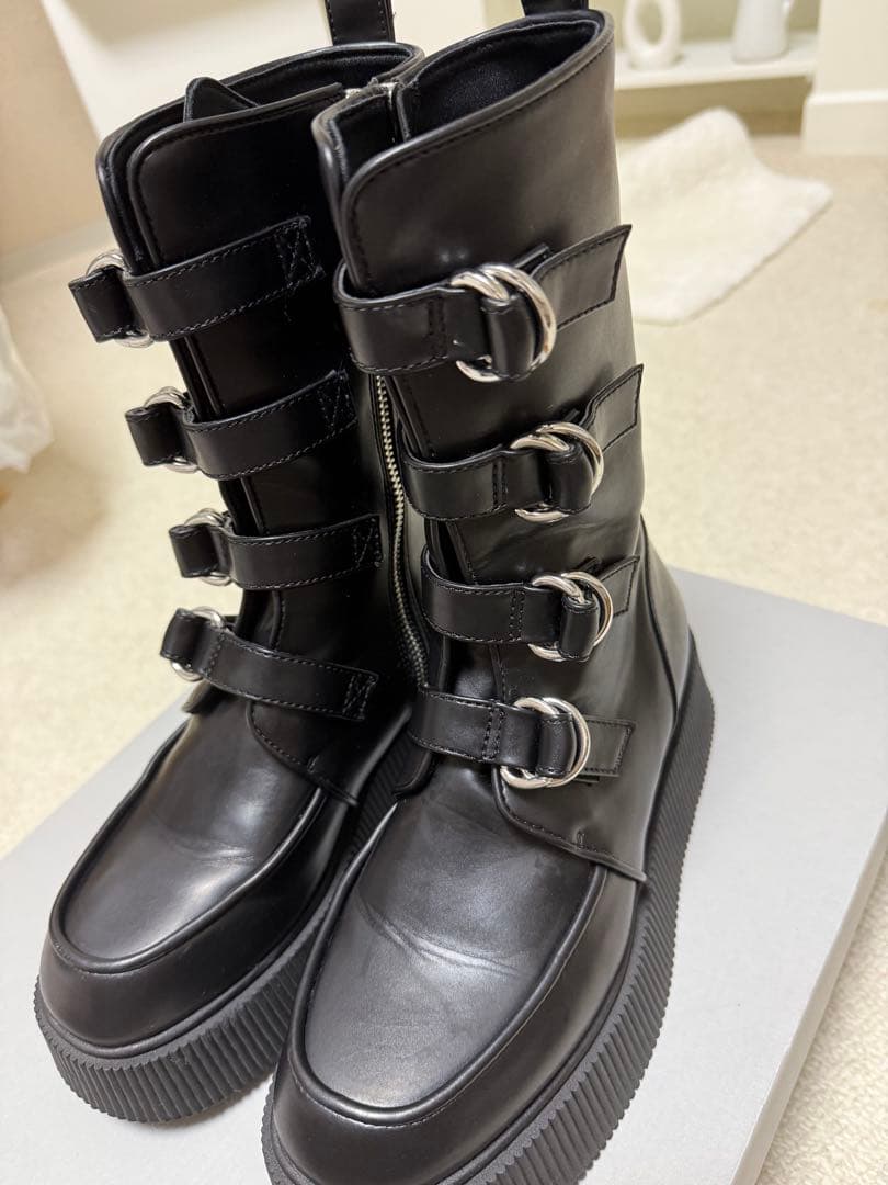 [完売商品]CHARLES & KEITH バックルプラットフォームブーツ