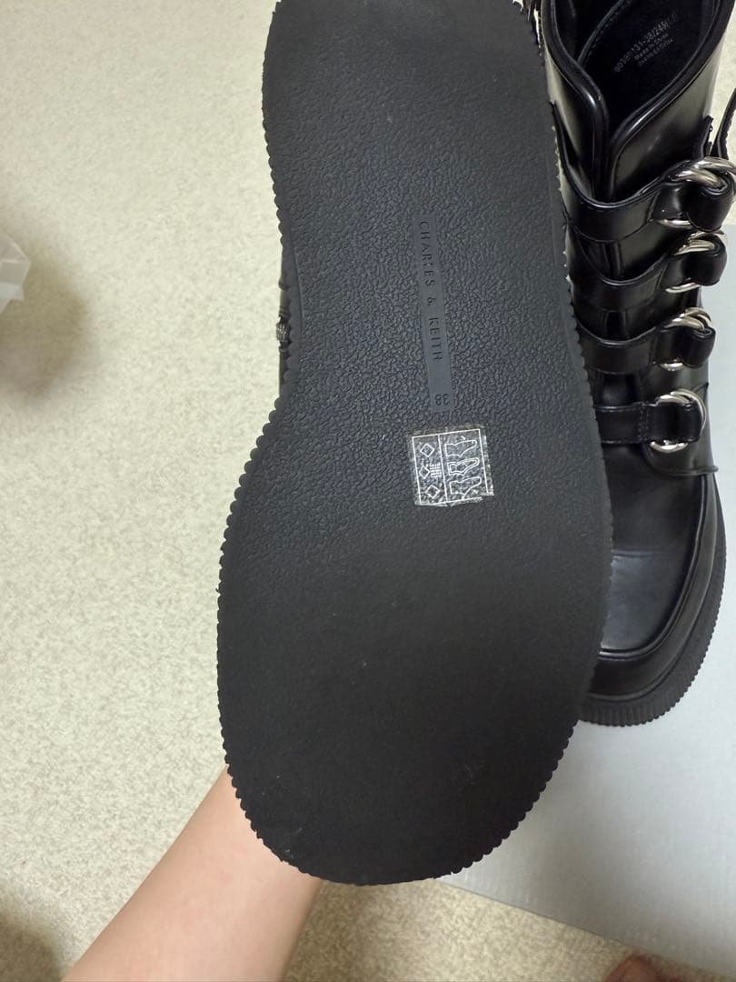 [完売商品]CHARLES & KEITH バックルプラットフォームブーツ