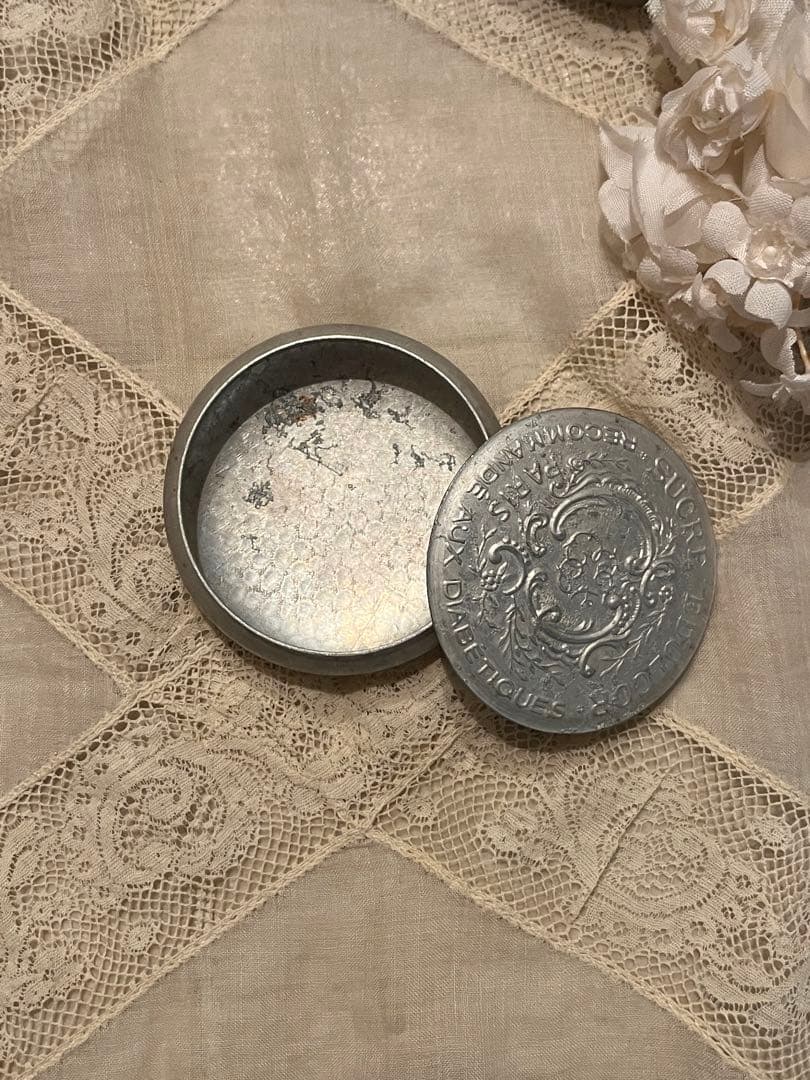 ◆フランスアンティーク｜シルバー缶Cアルミ製パリ、ミニピルケース丸蓋付き円形