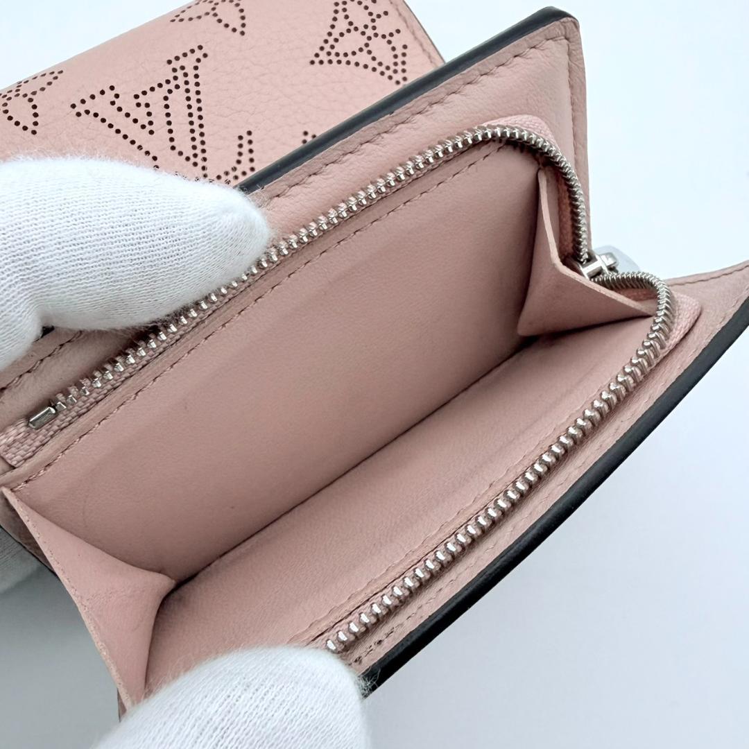 ルイヴィトン マヒナ ポルトフォイユ イリス XS 三つ折り財布 ピンク