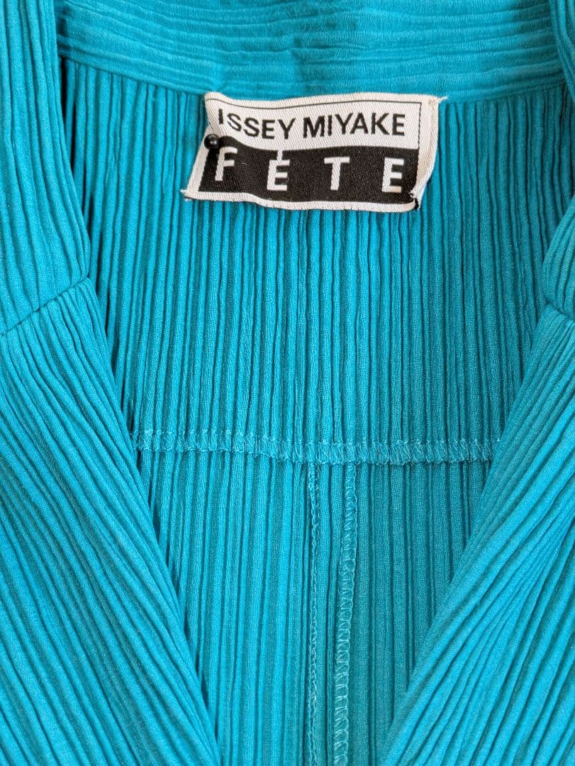 イッセイ・ミヤケ FÉTE プリーツ定番ジャケット　鮮やかなトルコブルー