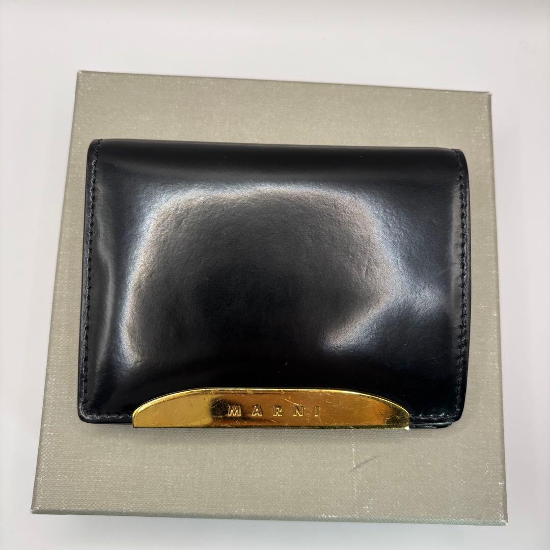 MARNI 二つ折り財布　ブラック　ゴールド　光沢　コンパクト　ウォレット　財布