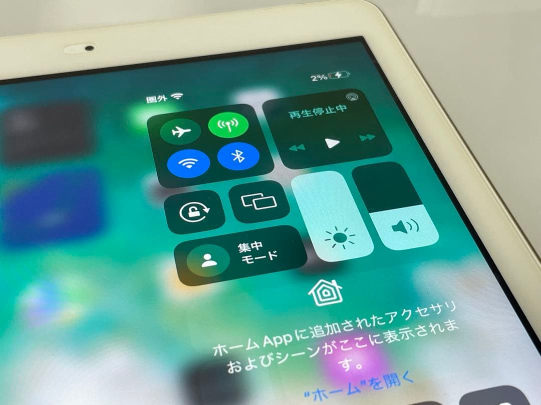 iPad 第5世代 32GB ゴールド au Wi-Fi SIMロック不明
