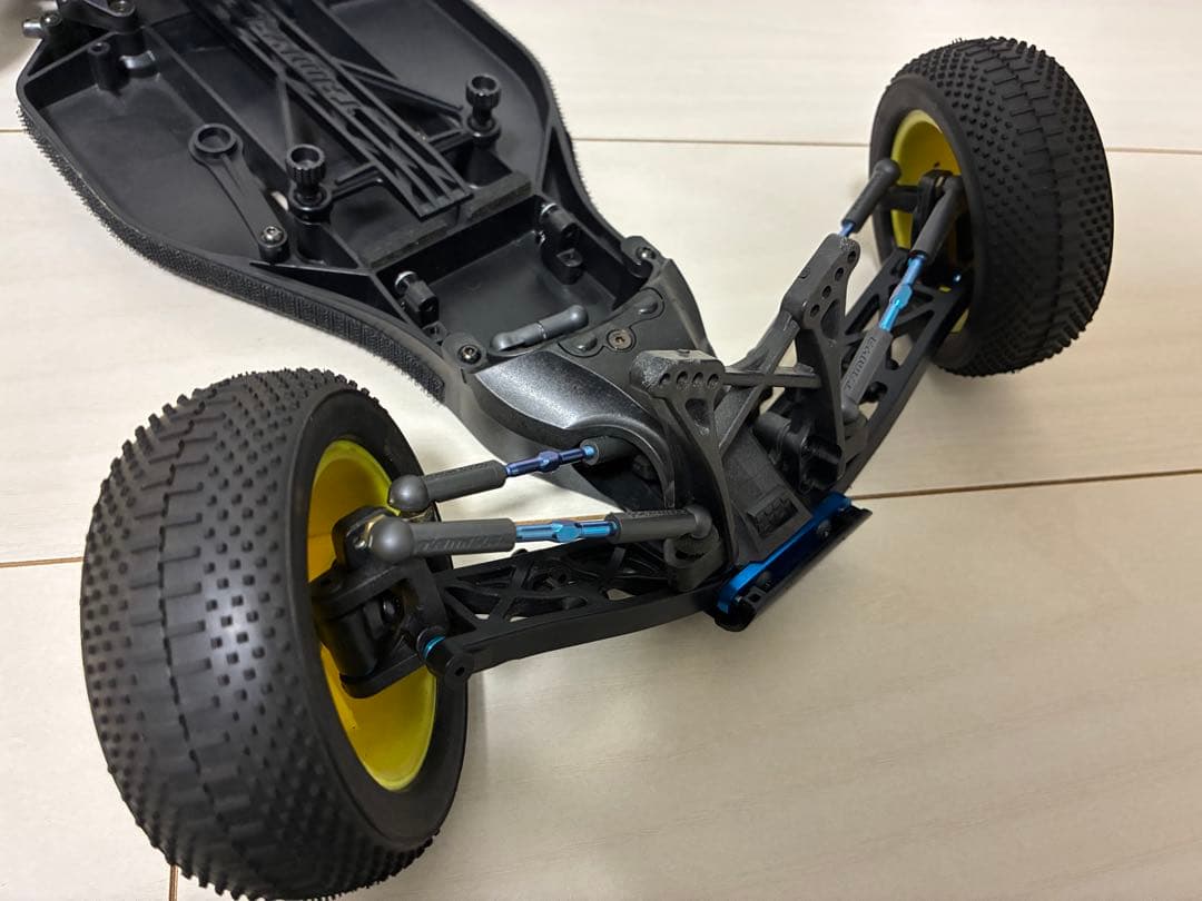 タミヤ　希少TRF201中古シャーシ、新品ボディセット