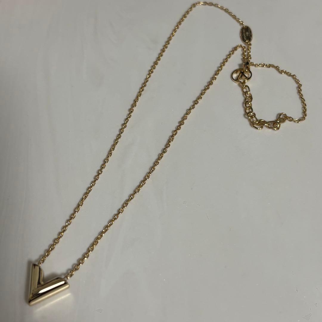 LOUIS VUITTON エッセンシャル　Vネックレス ゴールド　極美品