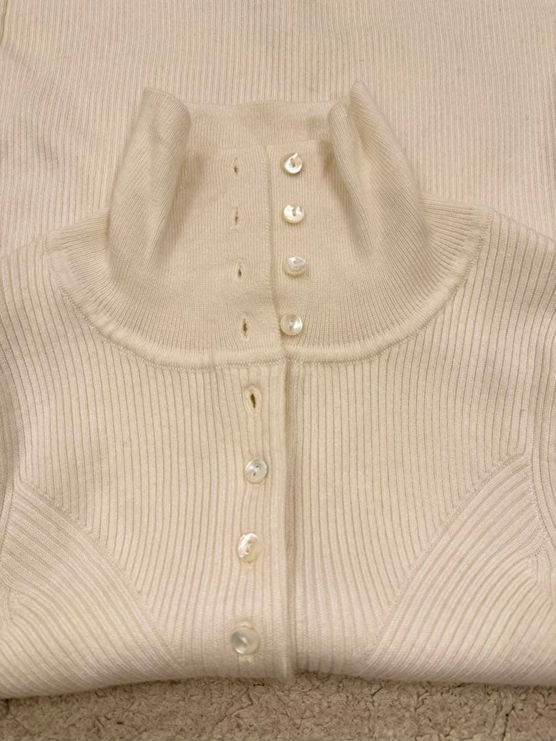 AMERI アメリUND HIGH NECK BUTTON KNIT TOP