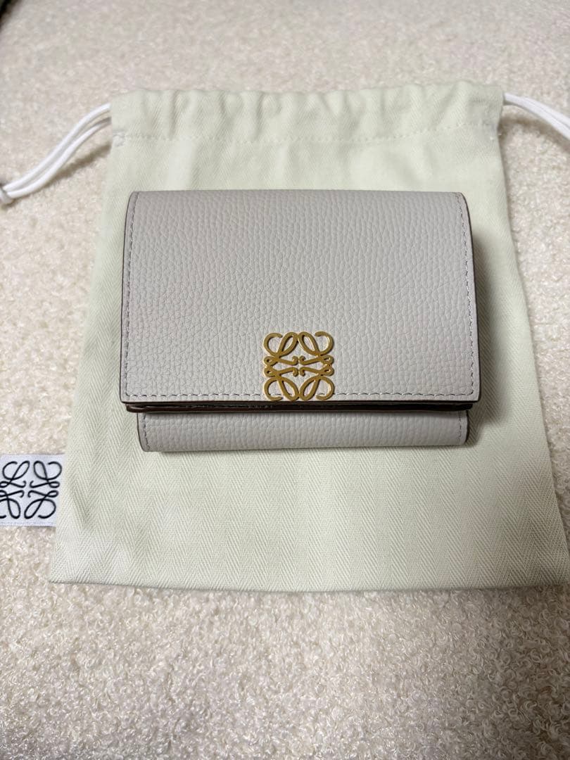 LOEWE アナグラムトライフォールドウォレット