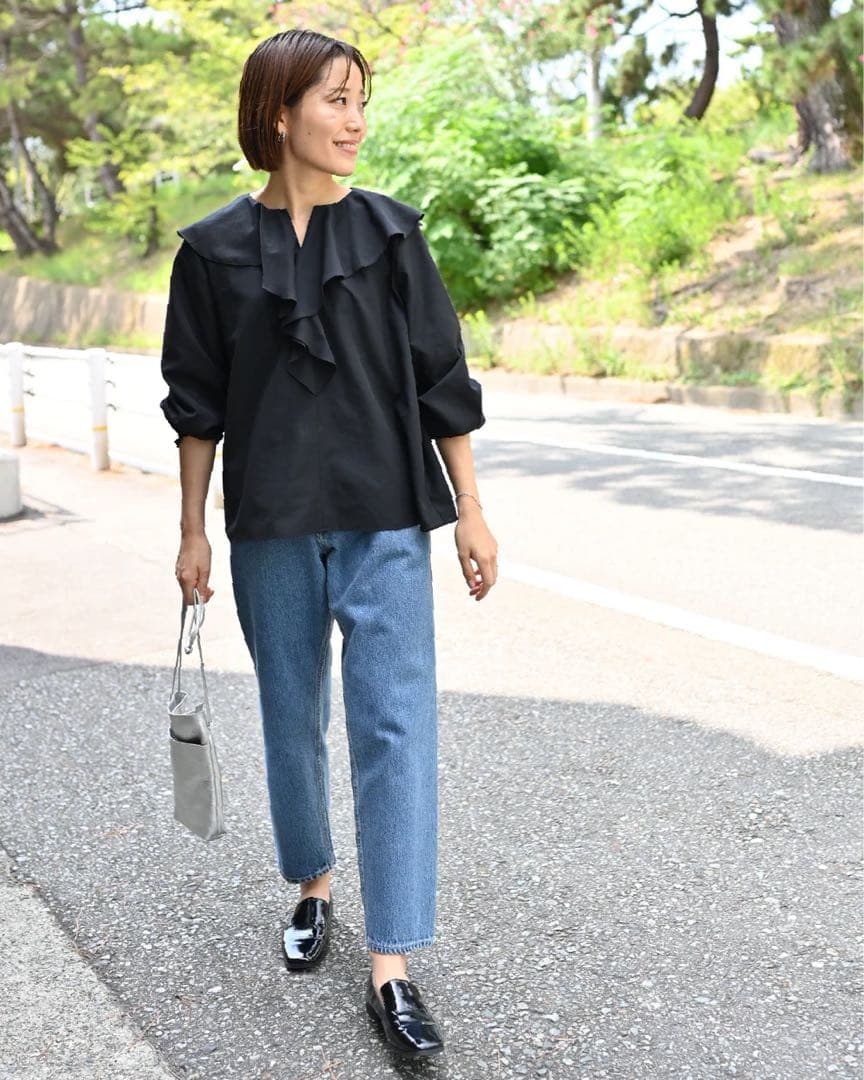 OUR こだわりシルエットのデニムパンツ　ライトブルー