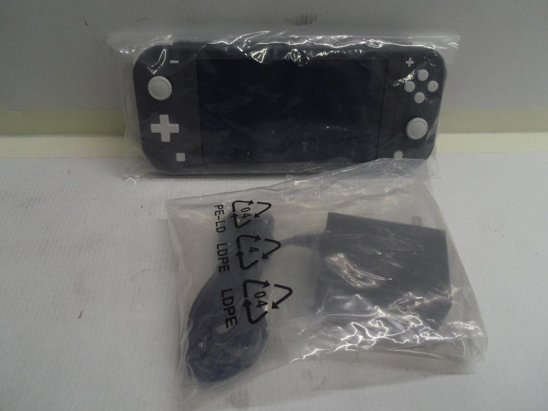 【中古】任天堂 Switch Lite グレー 画面にキズあり ヤマダ保証書付き