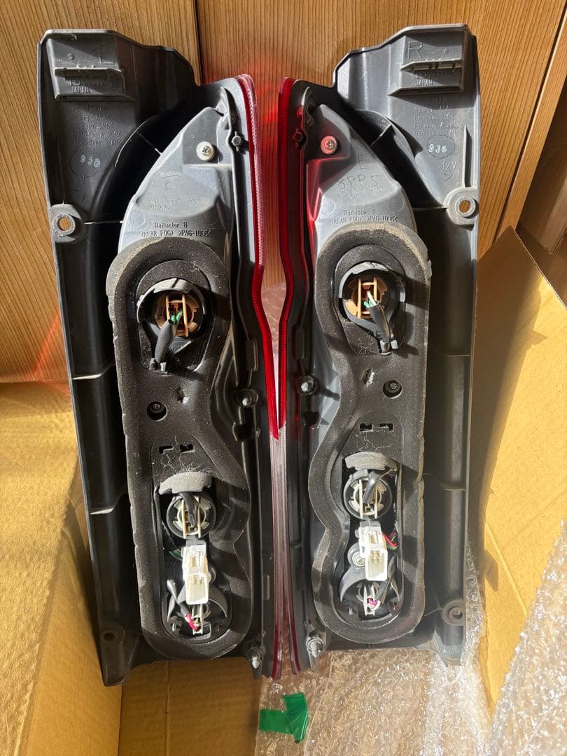 赤いテールライト 左右セット　ハイエース5型純正美品