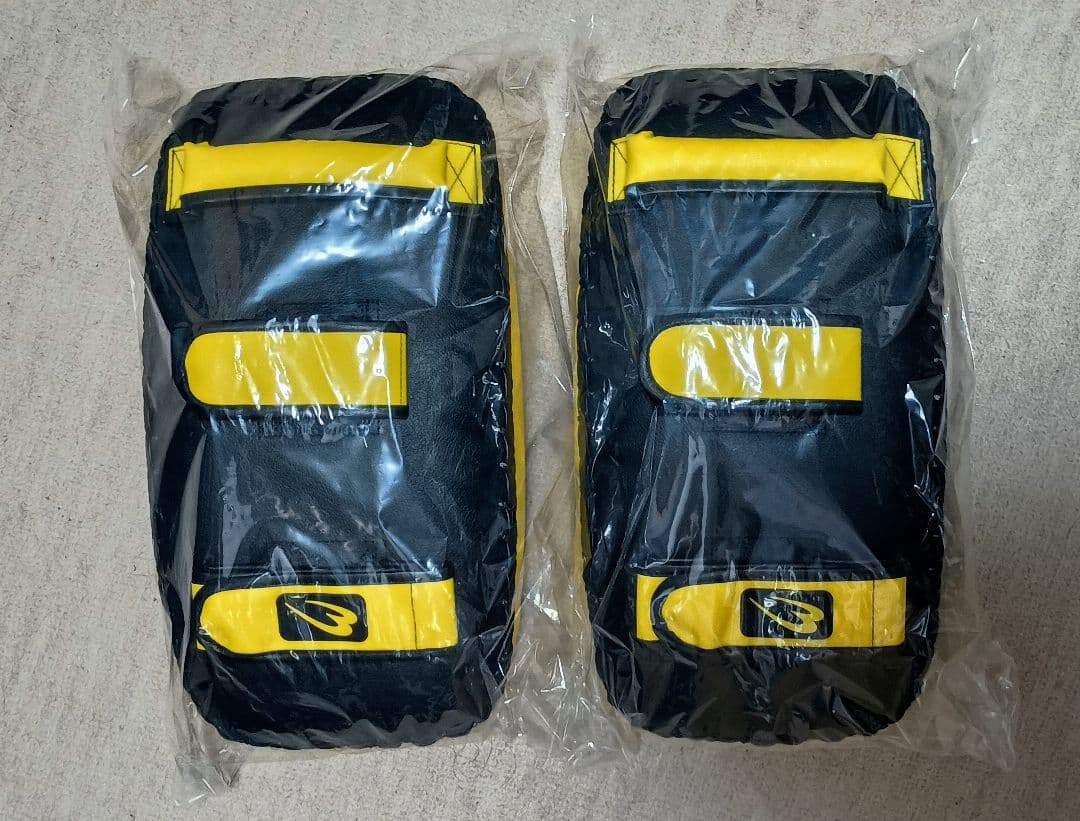 新品！キックミットカーブ 　　　　　　　　　　　　ブラック✕イエロー ２個セット