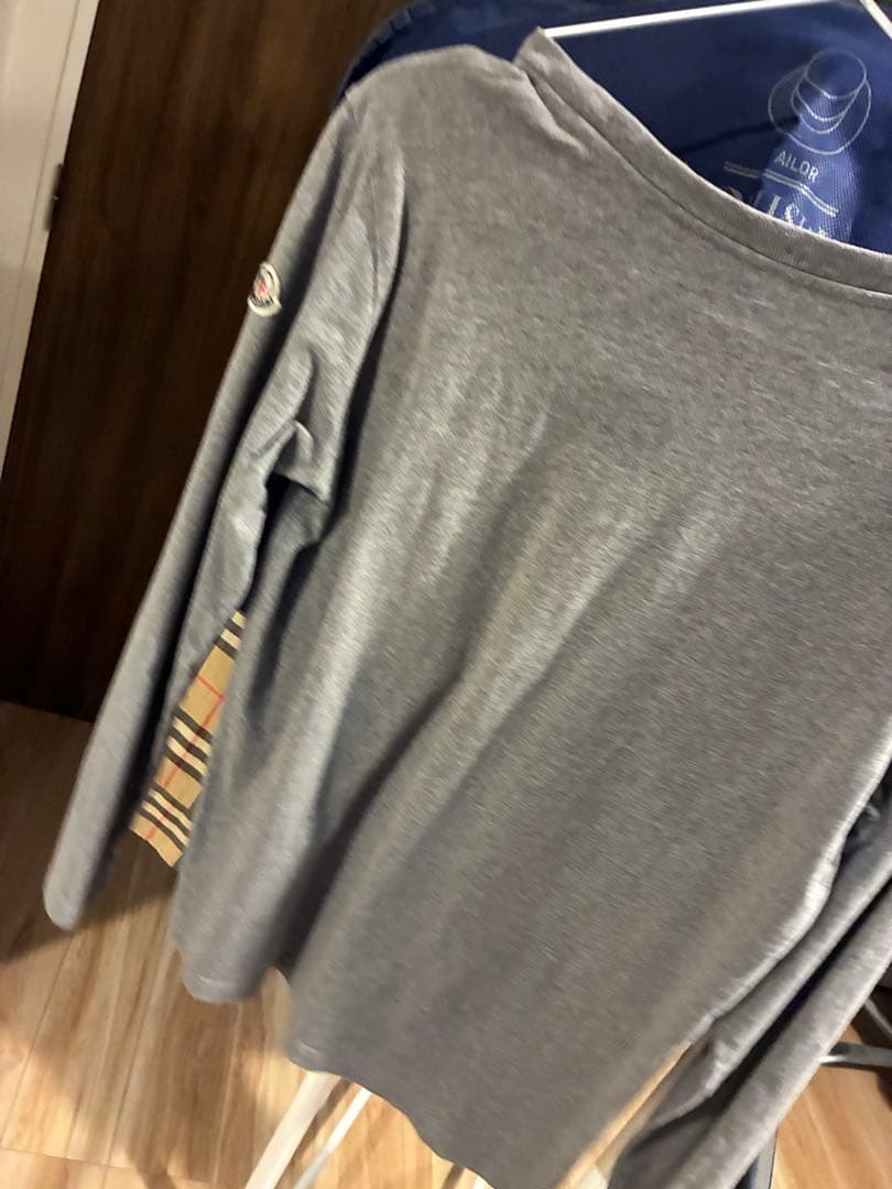 MONCLER グレー ロゴプリント Tシャツ