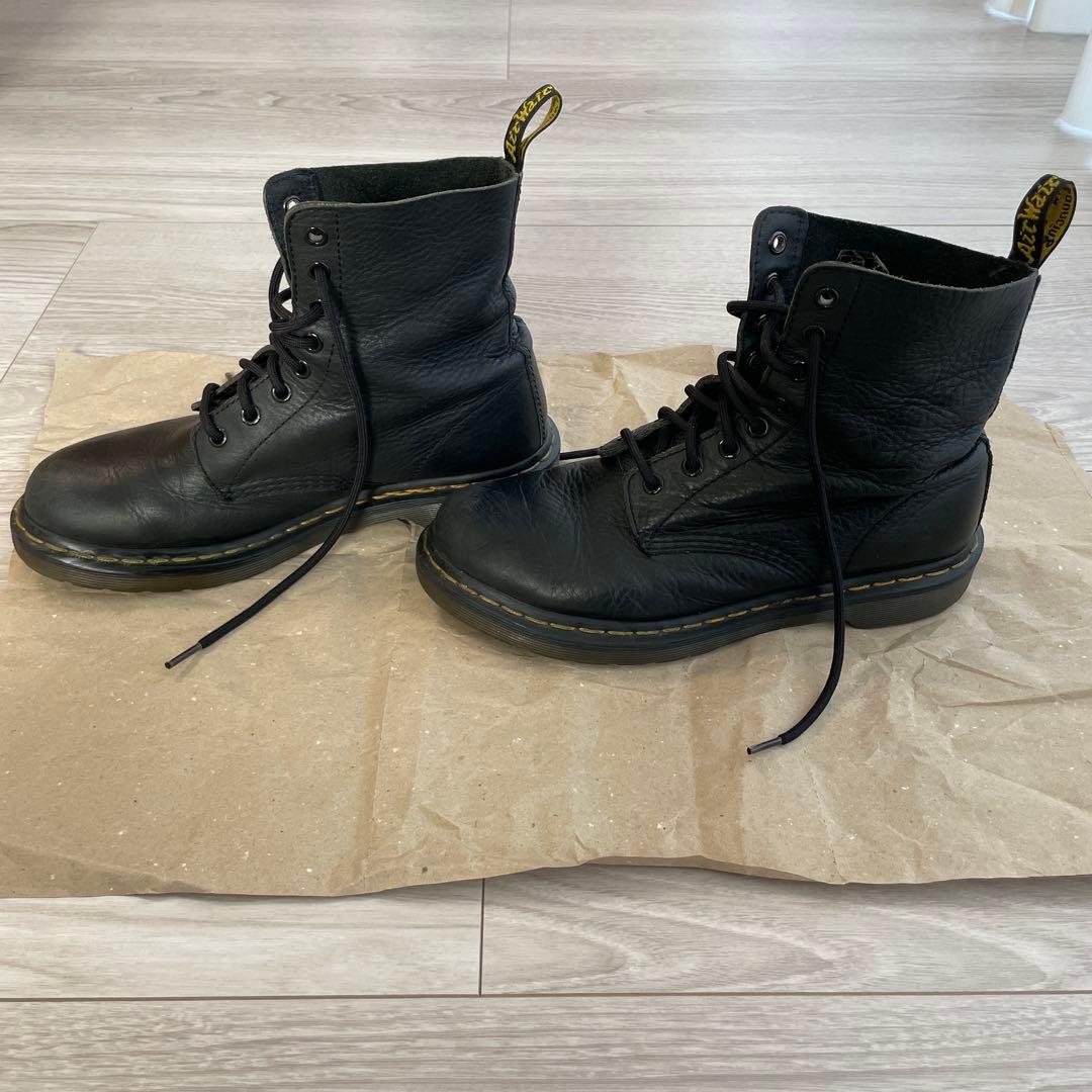 Dr. Martens ブラック 8ホールブーツ　シボ皮