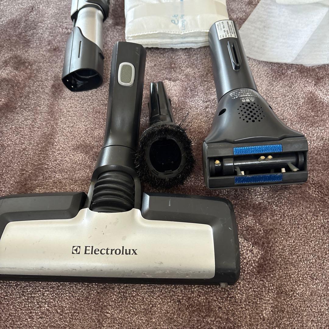 Electrolux エルゴスリーオート　掃除機 本体　EET530CB