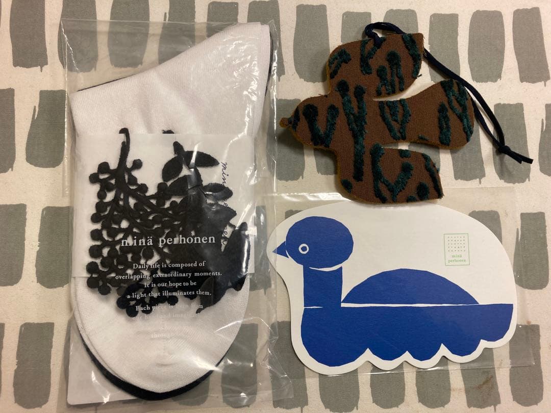 新品ミナペルホネンforest paradeソックス& ポストカード&チャーム